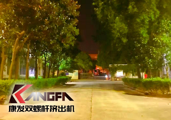 總裝車間：眾志成城齊奮戰(zhàn) 全力以赴保發(fā)貨 確保雙螺桿擠出機設(shè)備按期交付至顧客手中。